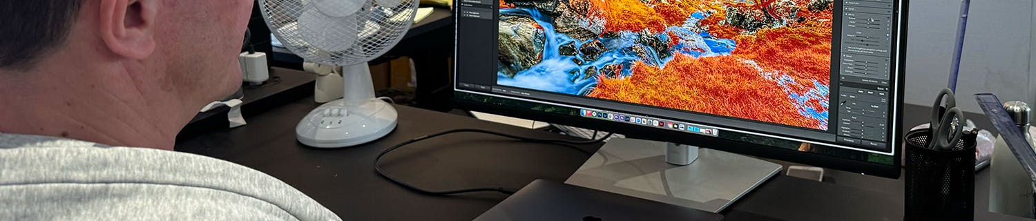 Skribent jobber i Lightroom Skribent jobber i Lightroom